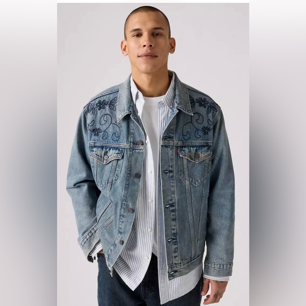NWT LEVI’S® PREMIUM Levi's Medium Wash Denim Jacket with Navy Embroidery
